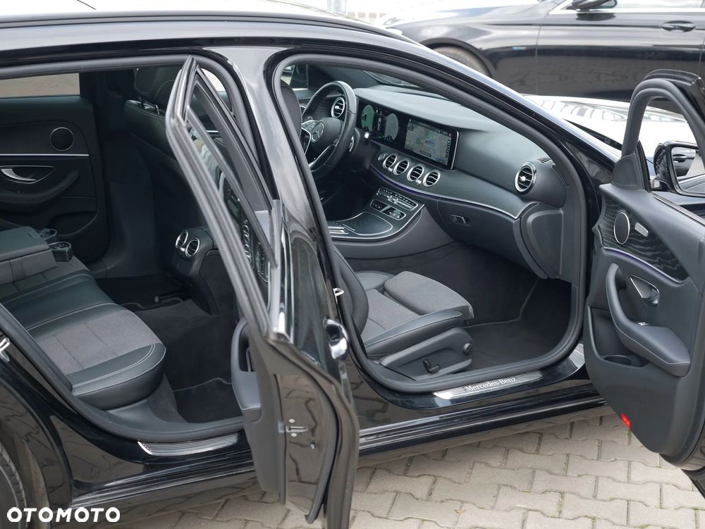Mercedes-Benz Klasa E 300 9G-TRONIC Night Edition - 24