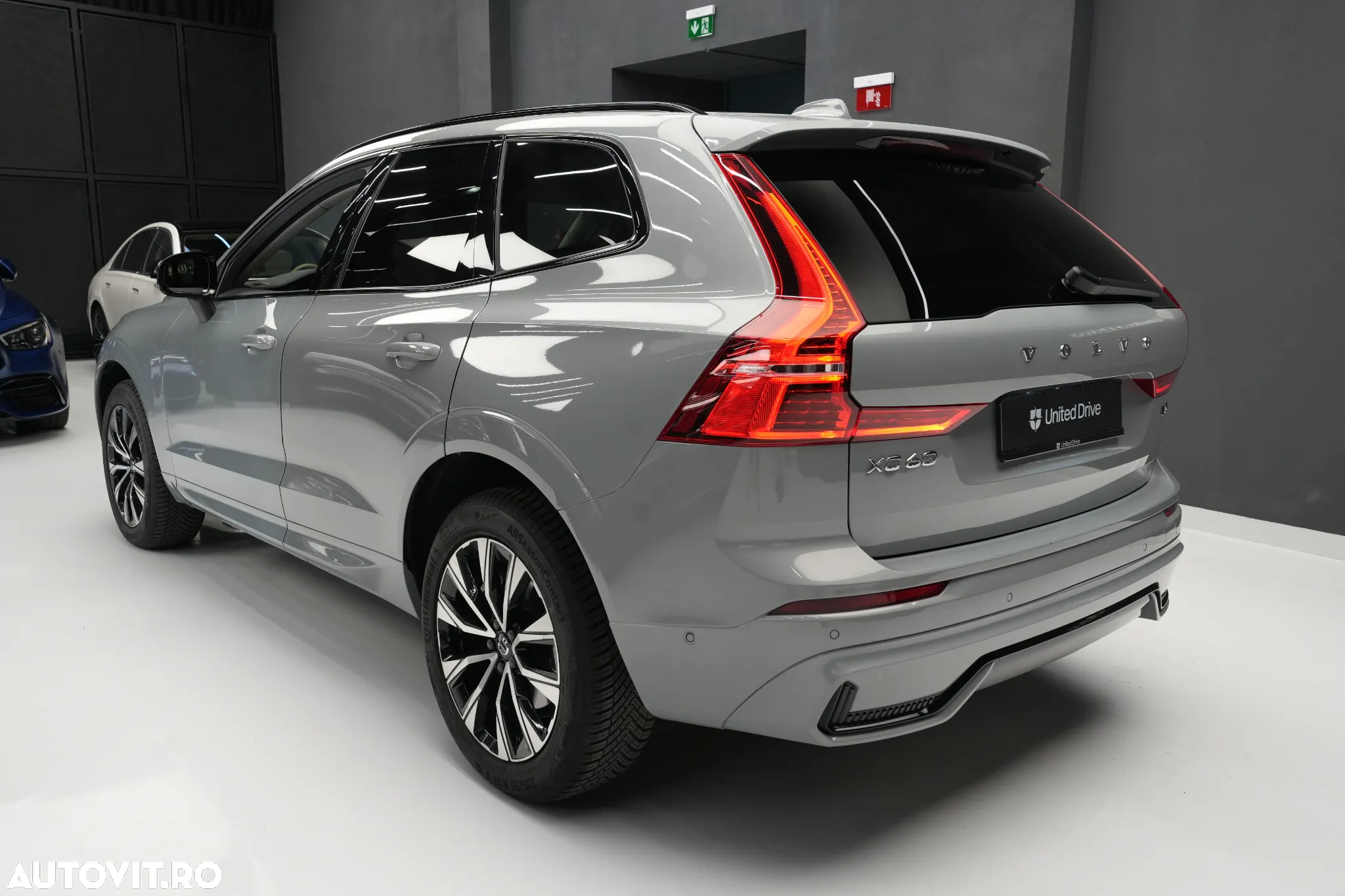 Volvo XC 60 B4 B Plus Dark - 11