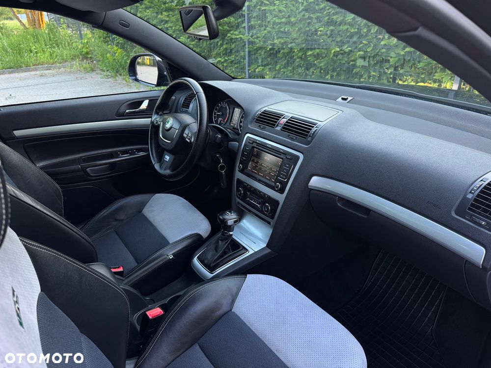 Skoda Octavia 2.0 TDI CR DPF DSG RS - 32