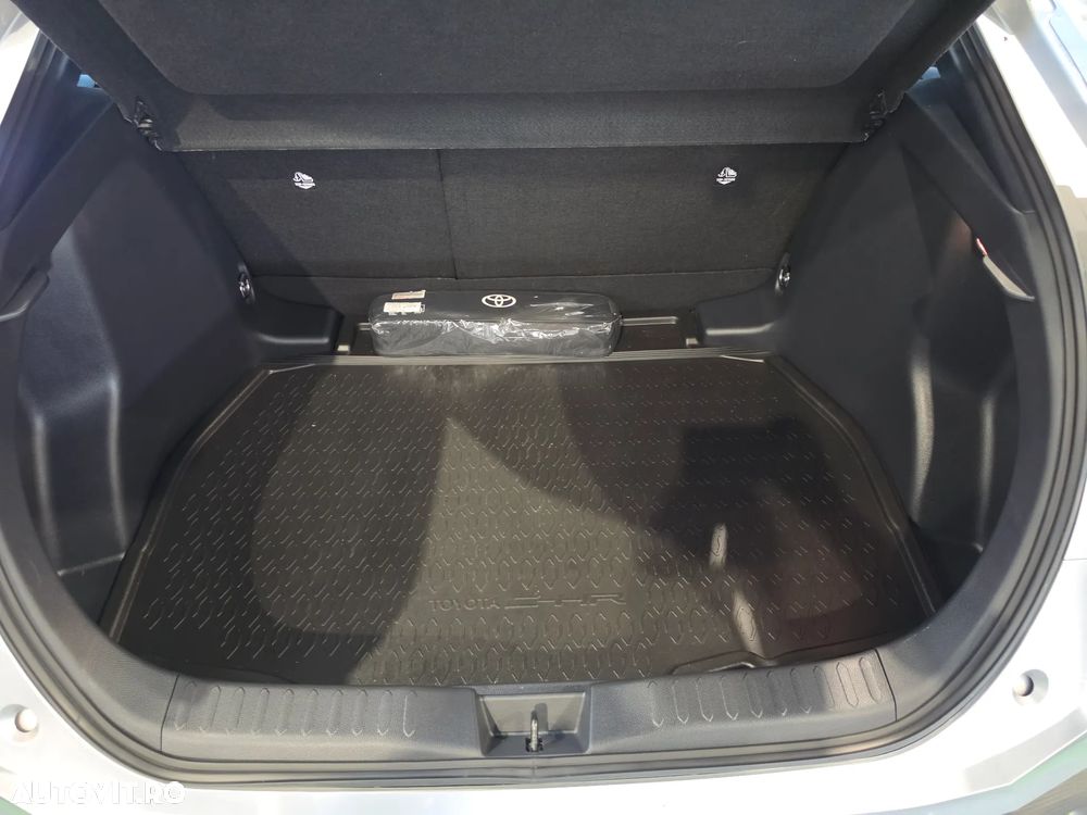 Toyota C-HR 1.8 Hybrid Team Deutschland - 33
