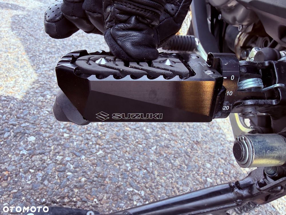 Suzuki V-STROM - 10