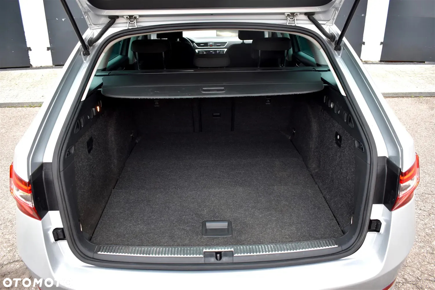 Skoda Superb Combi 2.0 TDI DSG Ambition - 18