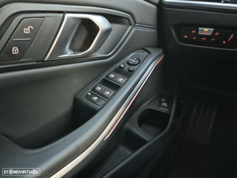 BMW 320 d Pack Desportivo M Auto - 24