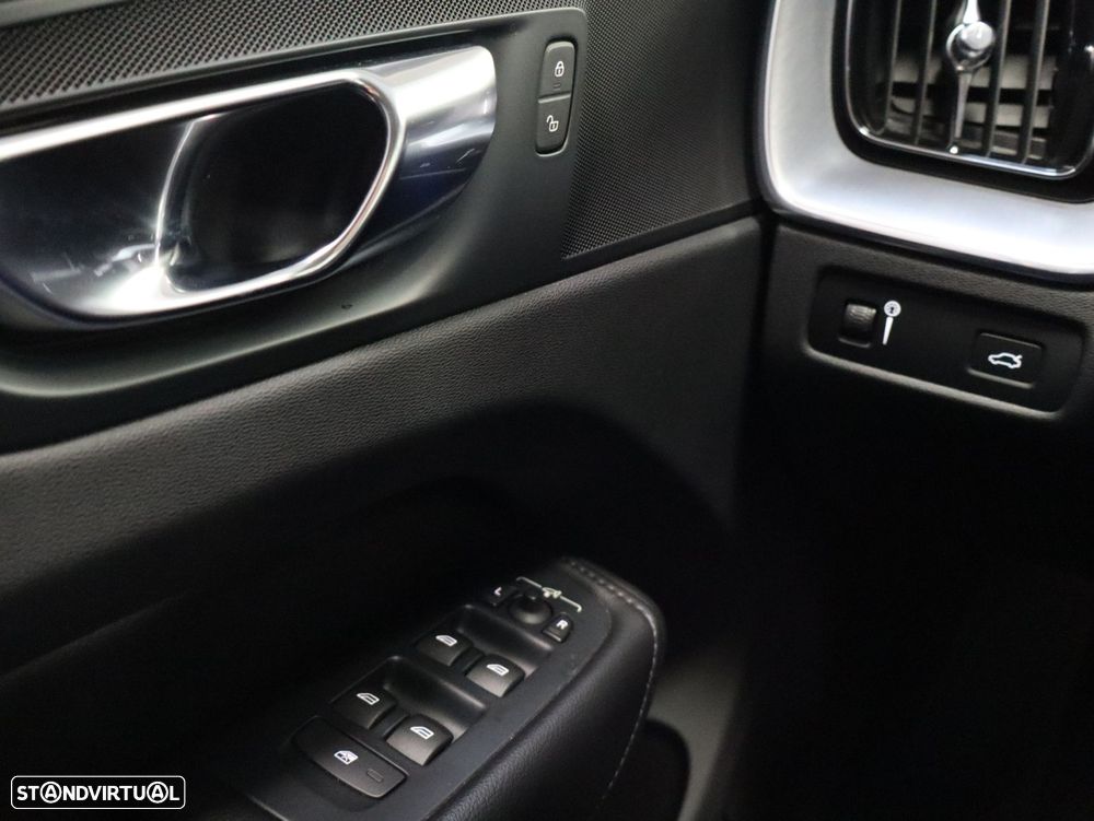 Volvo XC 60 2.0 B4 Momentum Plus - 18