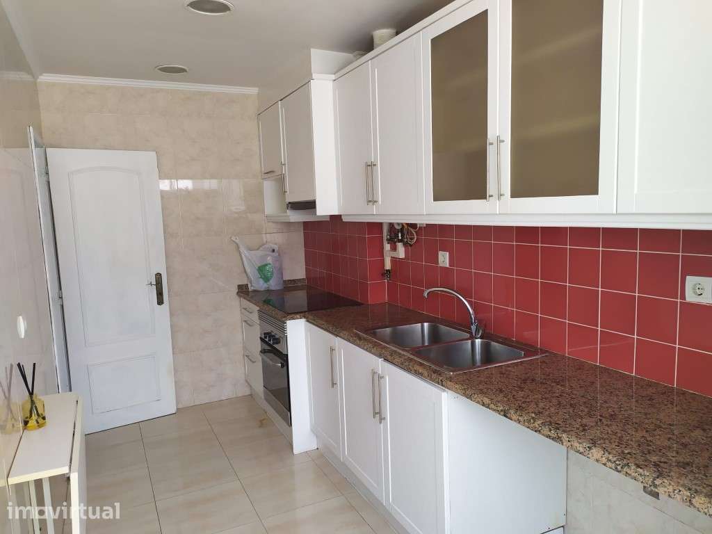 T2 remodelado e semiequipado na Amadora - Grande imagem: 2/20