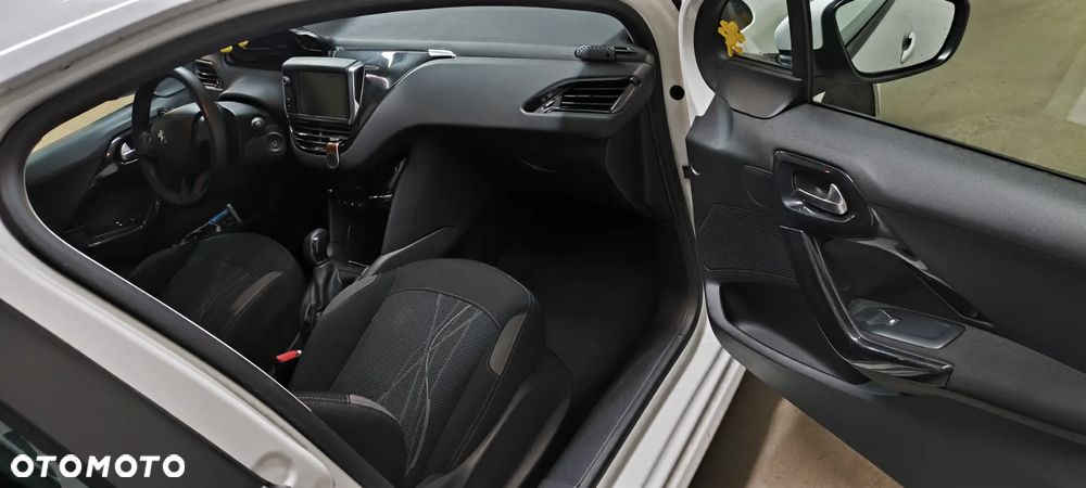 Peugeot 208 - 11
