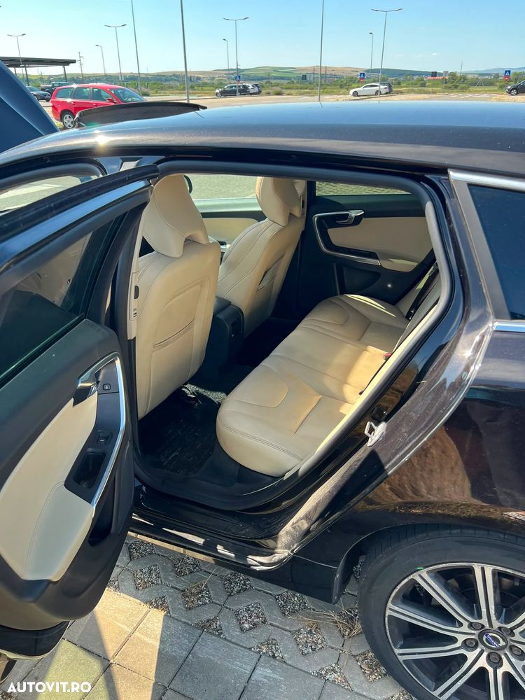 Volvo V60 D5AWD Momentum - 4
