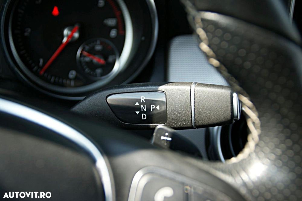 Mercedes-Benz GLA 220 d 4Matic 7G-DCT - 13
