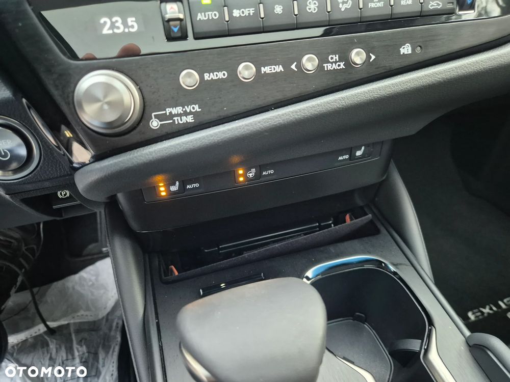 Lexus ES 300h Prestige - 26