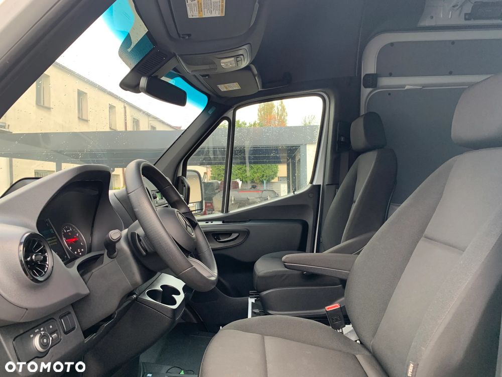 Mercedes-Benz Sprinter - 14