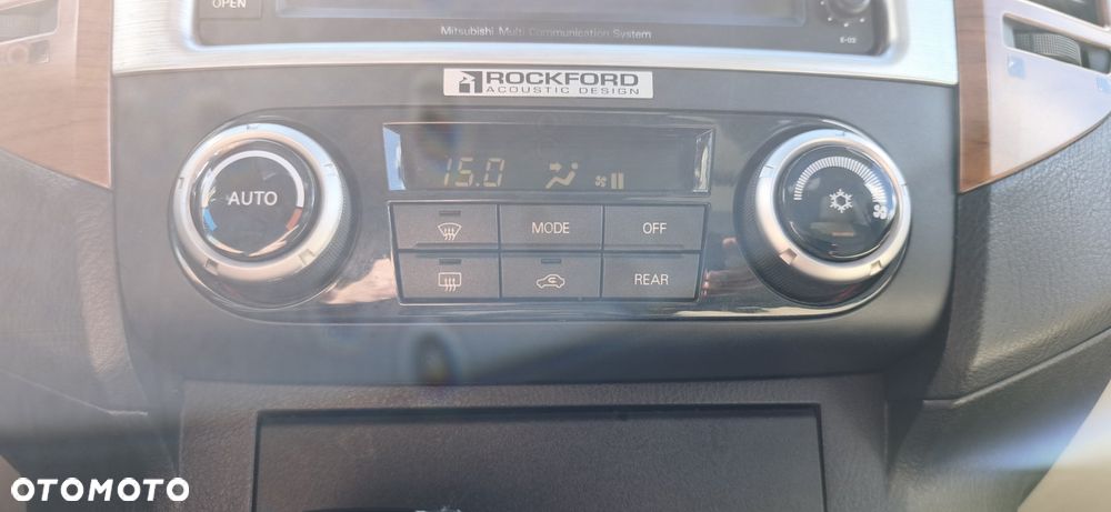Mitsubishi Pajero - 25