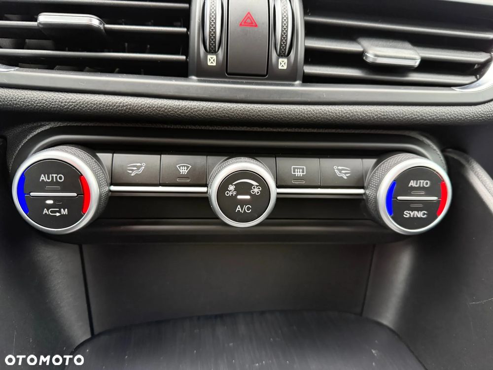 Alfa Romeo Giulia 2.2 - 17