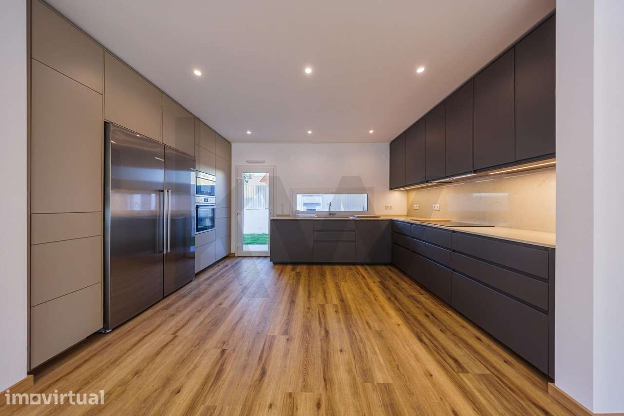 Moradia T4 Contemporânea Nova na Aroeira | Wallbox Tesla, Domótica e J - Grande imagem: 4/43