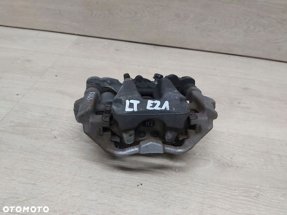 TOYOTA Corolla E21 zacisk lewy tył jarzmo - 2