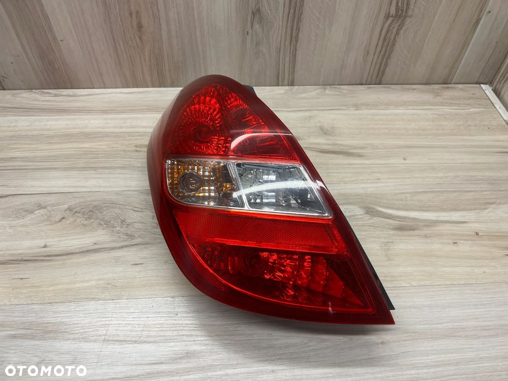 LAMPA TYLNA LEWA HYUNDAI I20 - 1