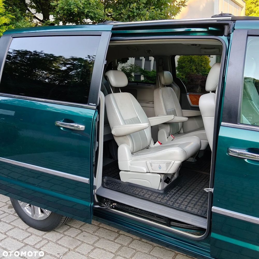 Chrysler Town & Country - 3