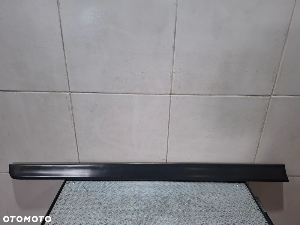 Listwa drzwi dolna lewy przód Audi A4B6 2003 rok nr 8E0853959 - 1