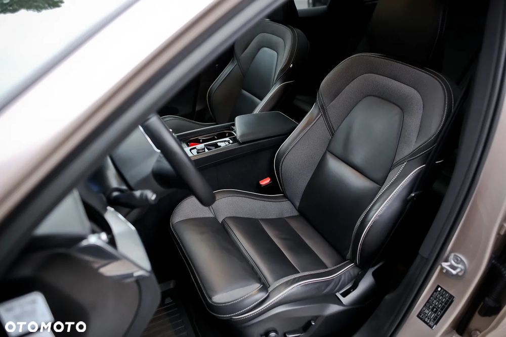 Volvo XC 60 B4 D AWD Ultimate Dark - 20