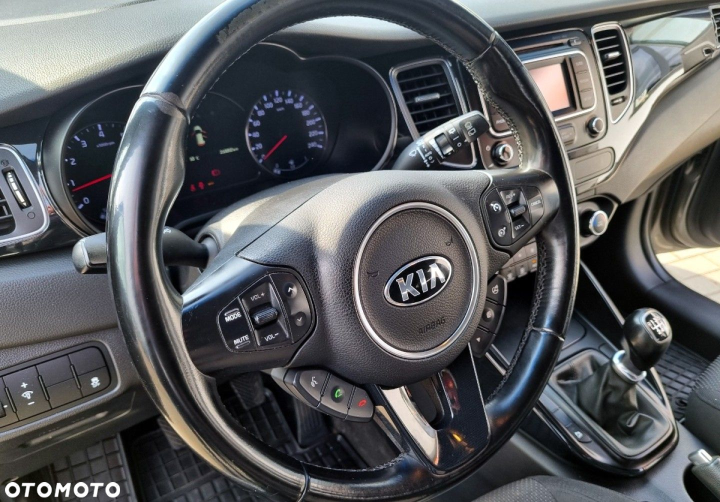 Kia Carens - 31