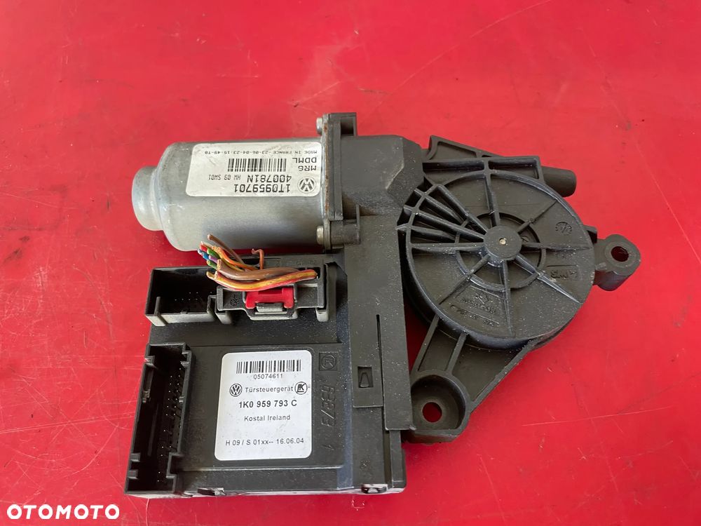 1T0959701 VOLKSWAGEN TOURAN PODNOŚNIK SZYBY LEWY PRZÓD