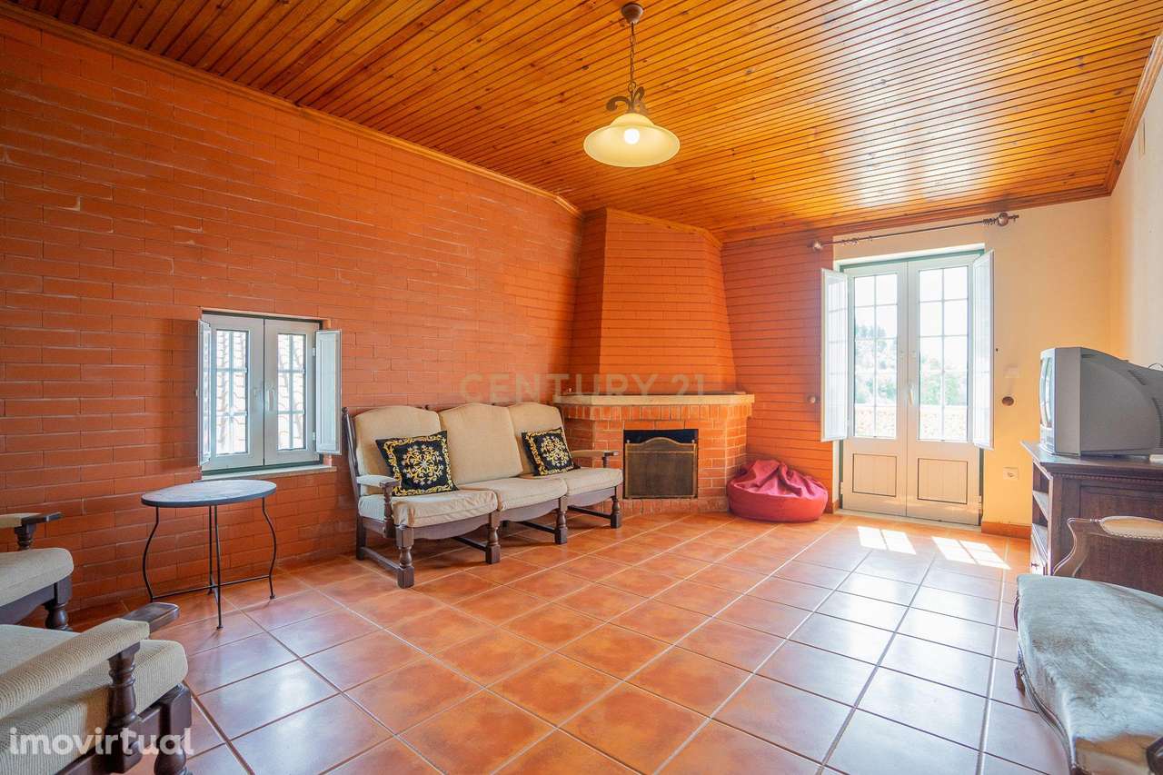 Moradia T5 em bom estado com varanda, visitas boas,sala de festas e ar - Grande imagem: 5/54