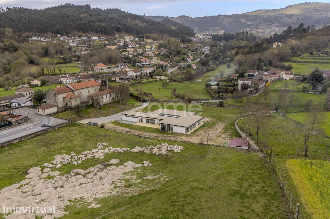 Moradia T4 de Luxo c/ Piscina e Jardim Interior | Vieira do Minho - Grande imagem: 3/57
