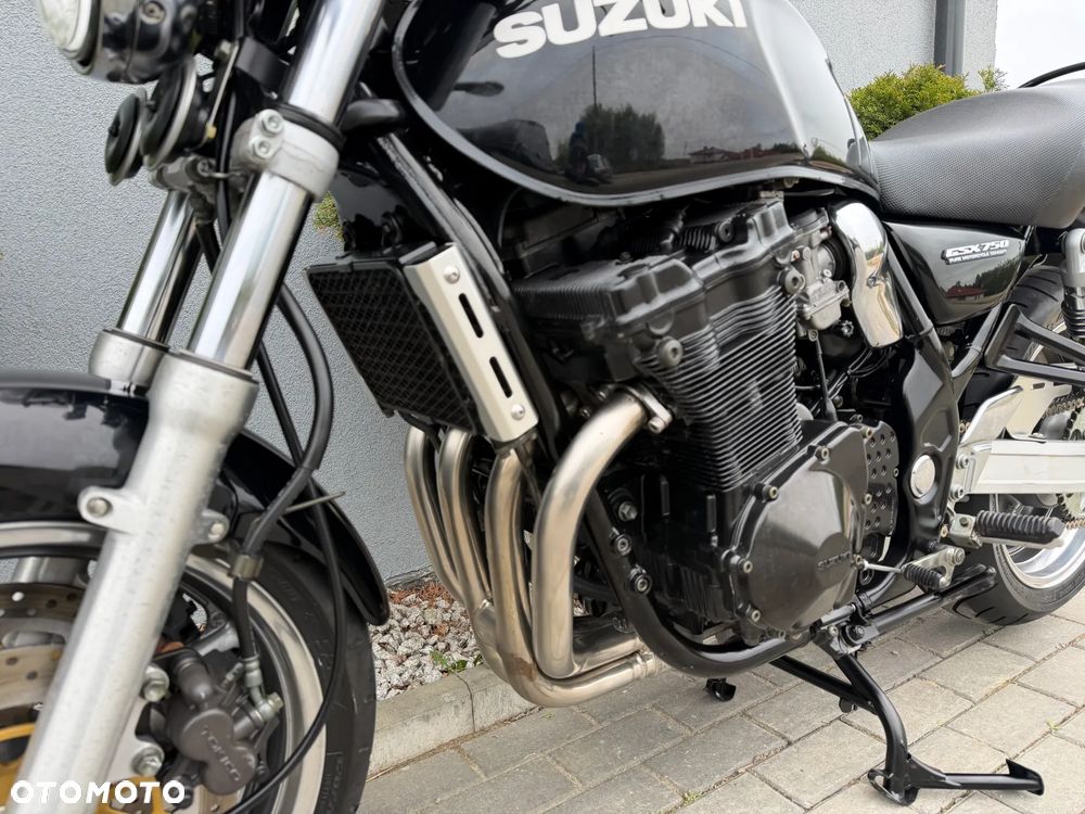 Suzuki GSX - 28