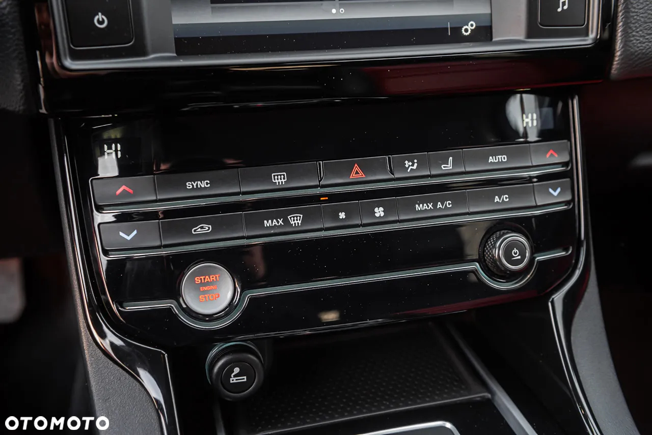 Jaguar XE 2.0 D AWD R-Sport - 25