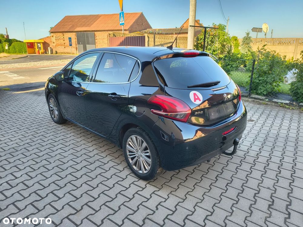 Peugeot 208 - 8