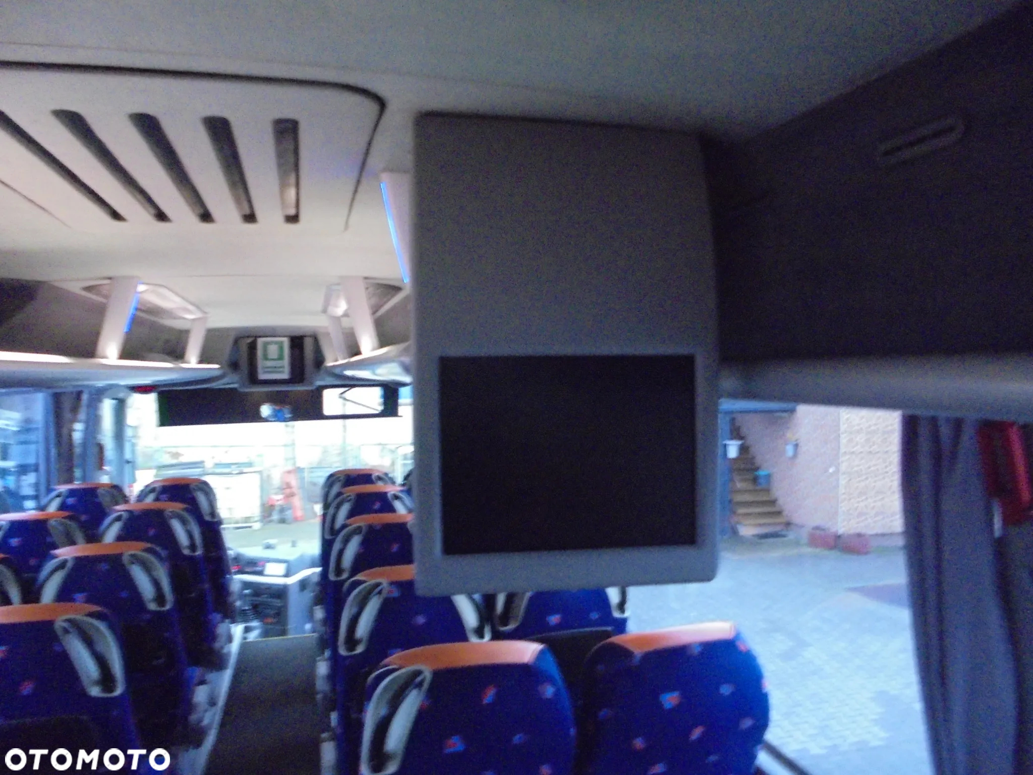 MAN R07 Lions Coach - 21