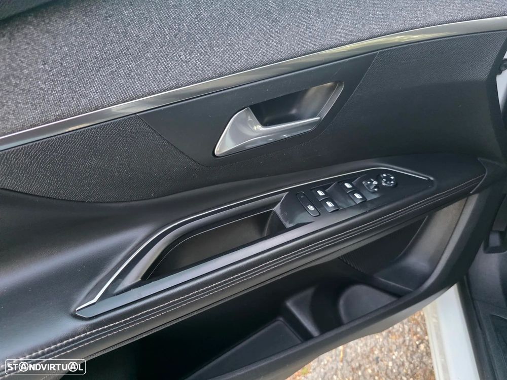 Peugeot 5008 1.2 PureTech Allure EAT6 - 44