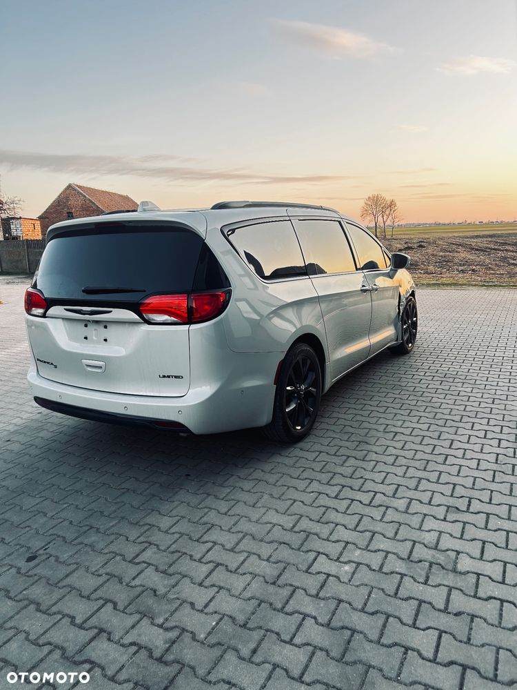 Chrysler Pacifica - 4