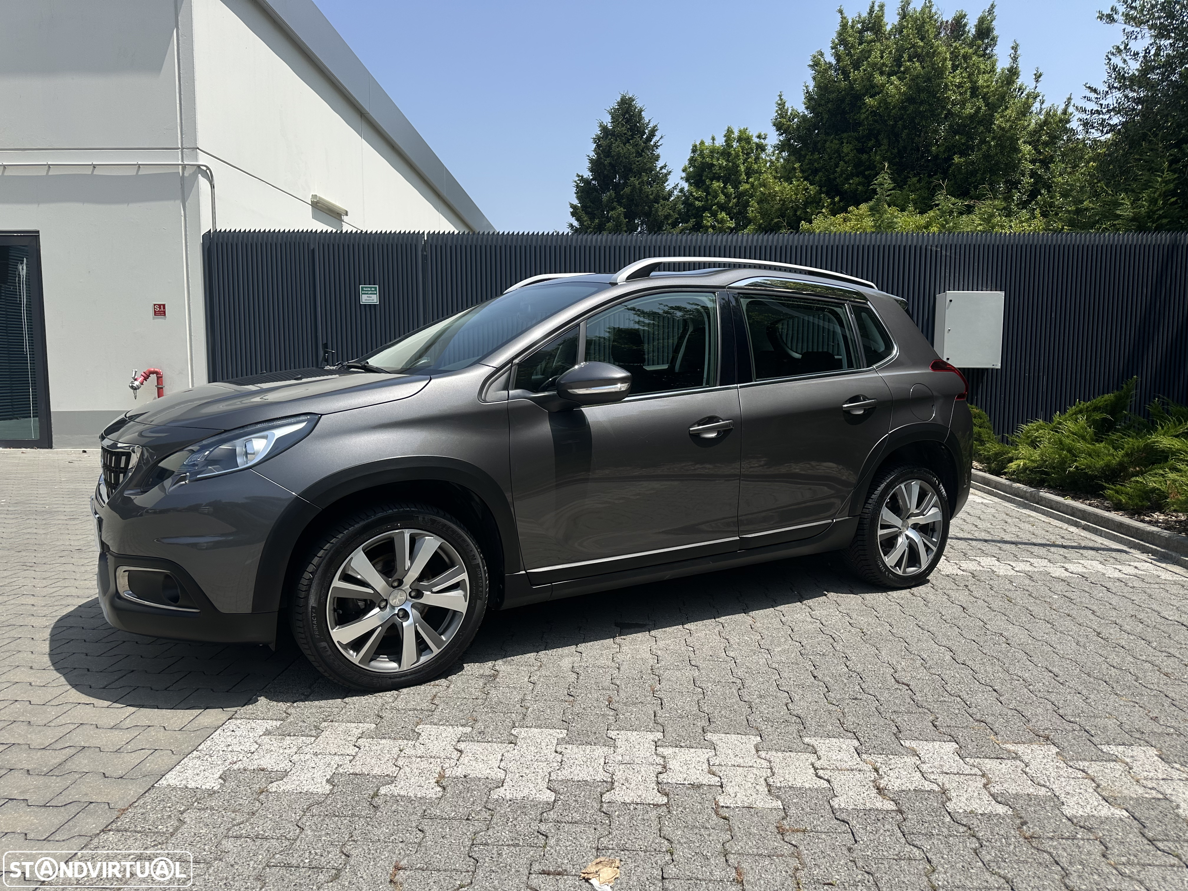 Peugeot 2008 1.2 PureTech Allure EAT6 - 5
