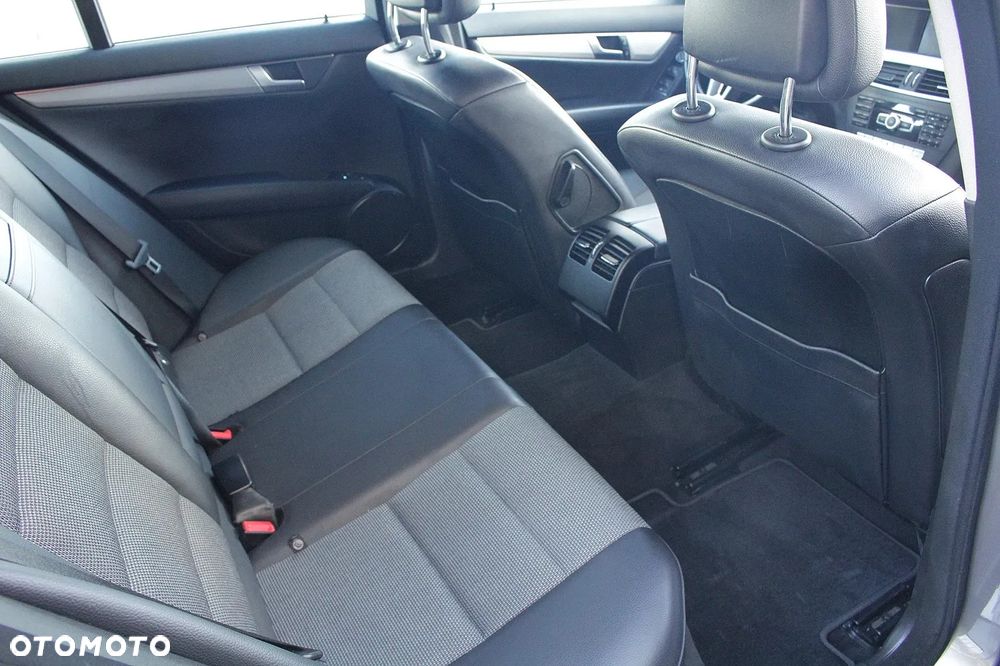 Mercedes-Benz Klasa C 180 CGI Automatik BlueEFFICIENCY Avantgarde - 17