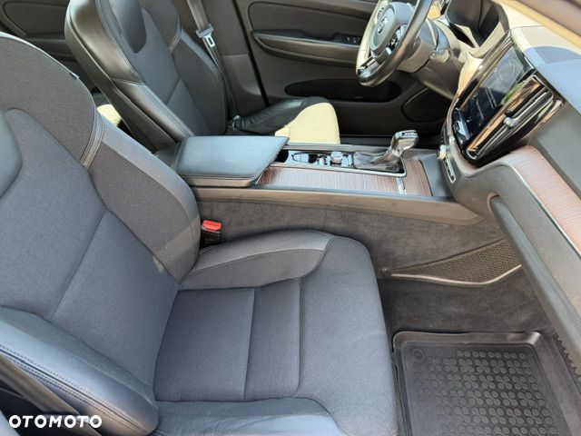 Volvo XC 60 T5 Momentum Pro - 24