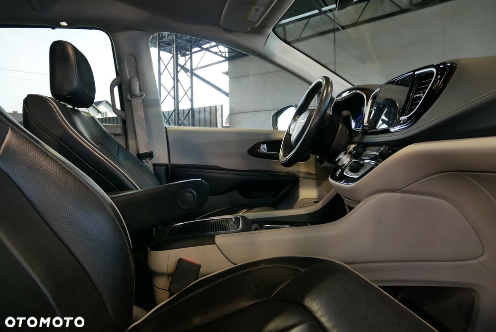 Chrysler Pacifica - 26
