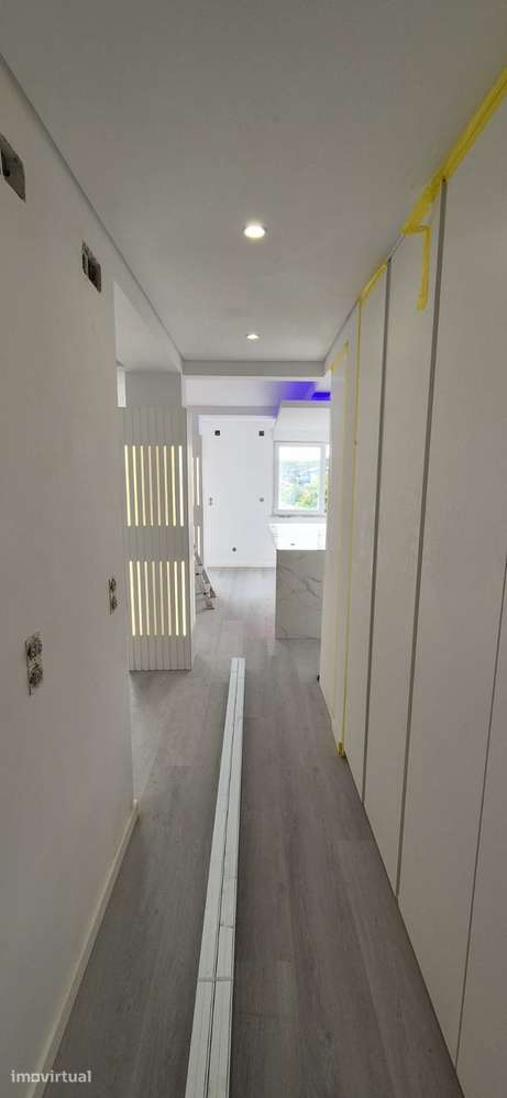 Apartamento T2 totalmente remodelado em Queijas - Grande imagem: 4/25