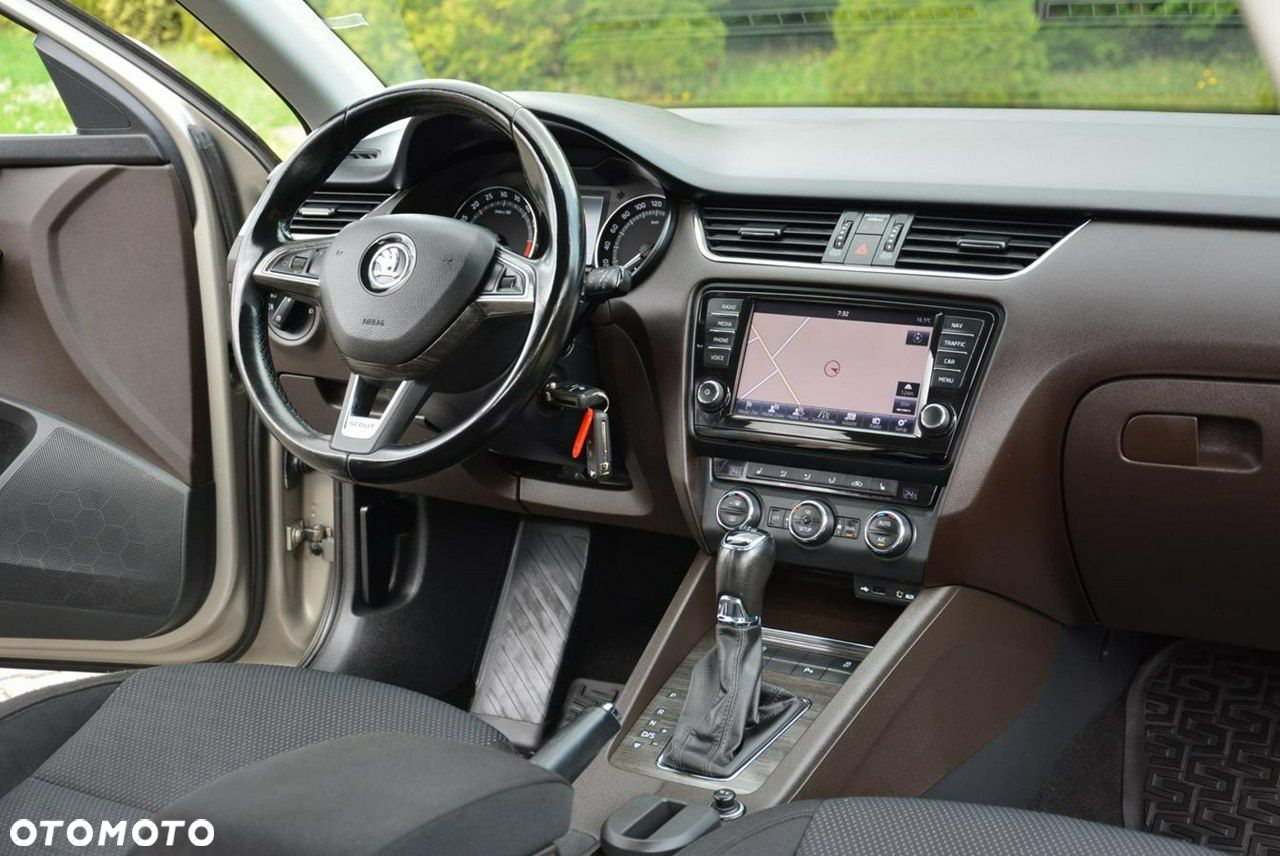 Skoda Octavia Combi 2.0 TDI 4x4 DSG Scout - 19