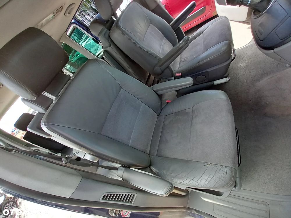 VW TRANSPORTER T5 MULTIVAN KOMPLETNA PRZEKŁADKA FOTELI DYWANÓW PODSUFITKI BOCZKI SŁUPKI NA MULTIVAN KOMPLET Z STOLIKIEM I ROLETĄ SKÓRA ALCANTARA - 23