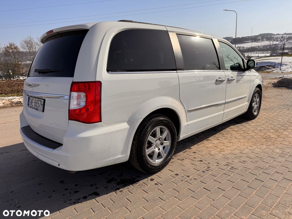 Chrysler Town & Country - 12