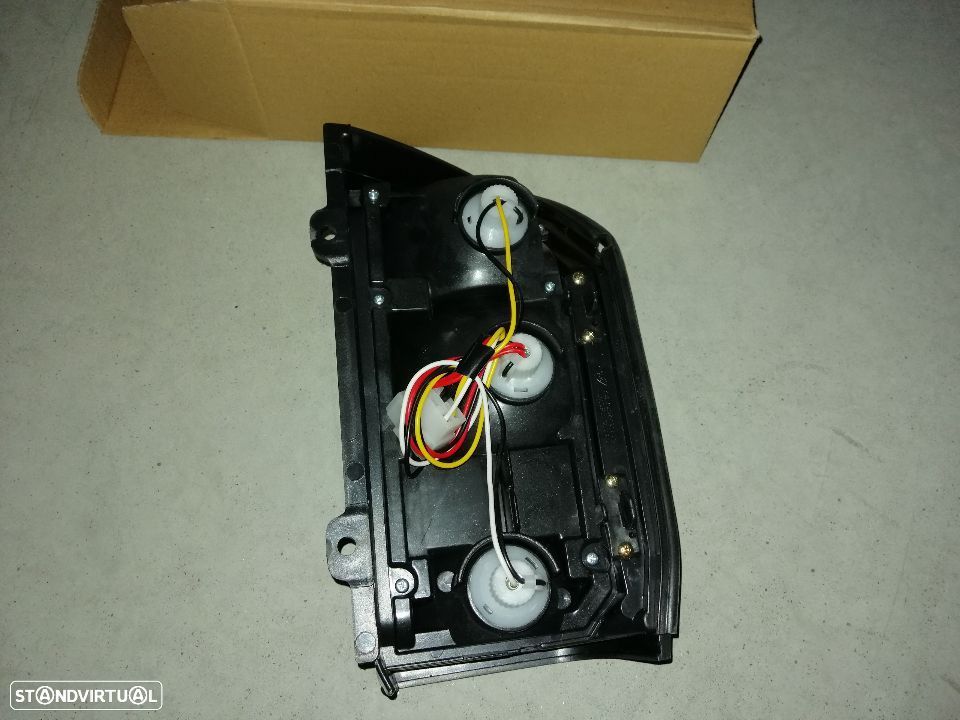 Farolins de trás Mazda E2200  NOVOS - 2