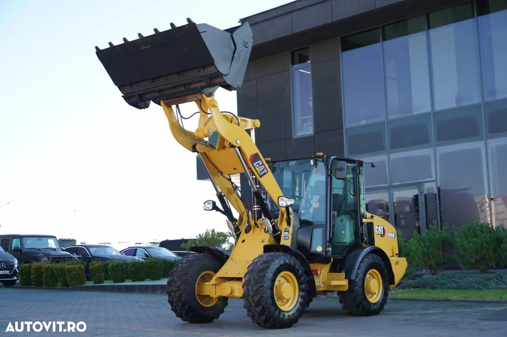 Cat 906M / ÎNCĂRCĂTOR PE ROȚI / 2020 / CUPĂ CU FALCI / - 1