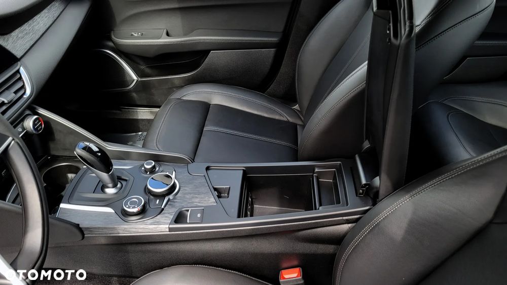 Alfa Romeo Giulia 2.0 Turbo 16V AT8-Q4 Ti - 32