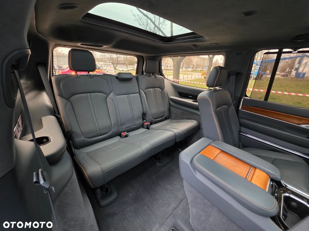 Jeep Grand Wagoneer - 32