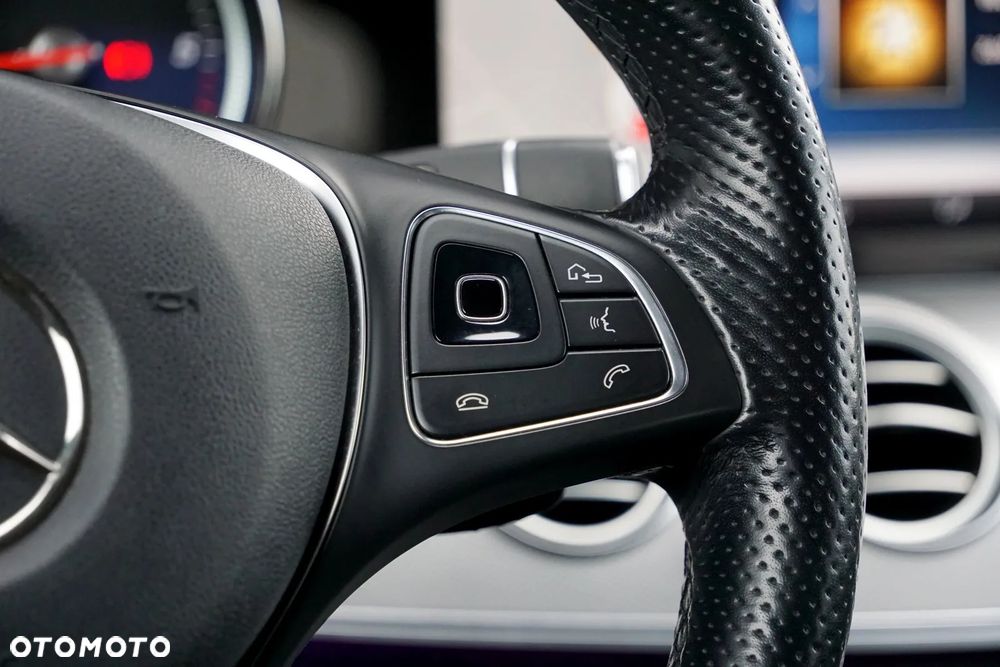 Mercedes-Benz Klasa E 220 d 4-Matic 9G-TRONIC - 29
