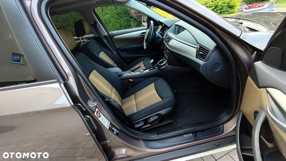 BMW X1 sDrive18d xLine - 32
