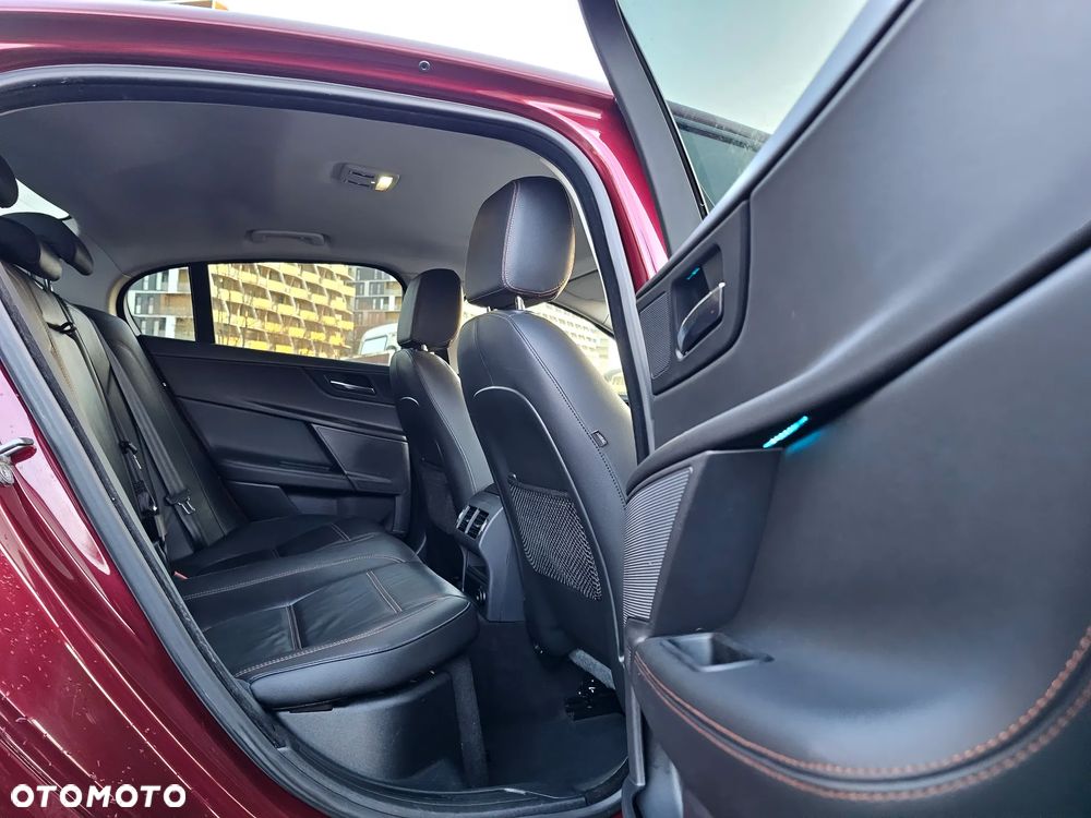 Jaguar XE 2.0 D Prestige - 27