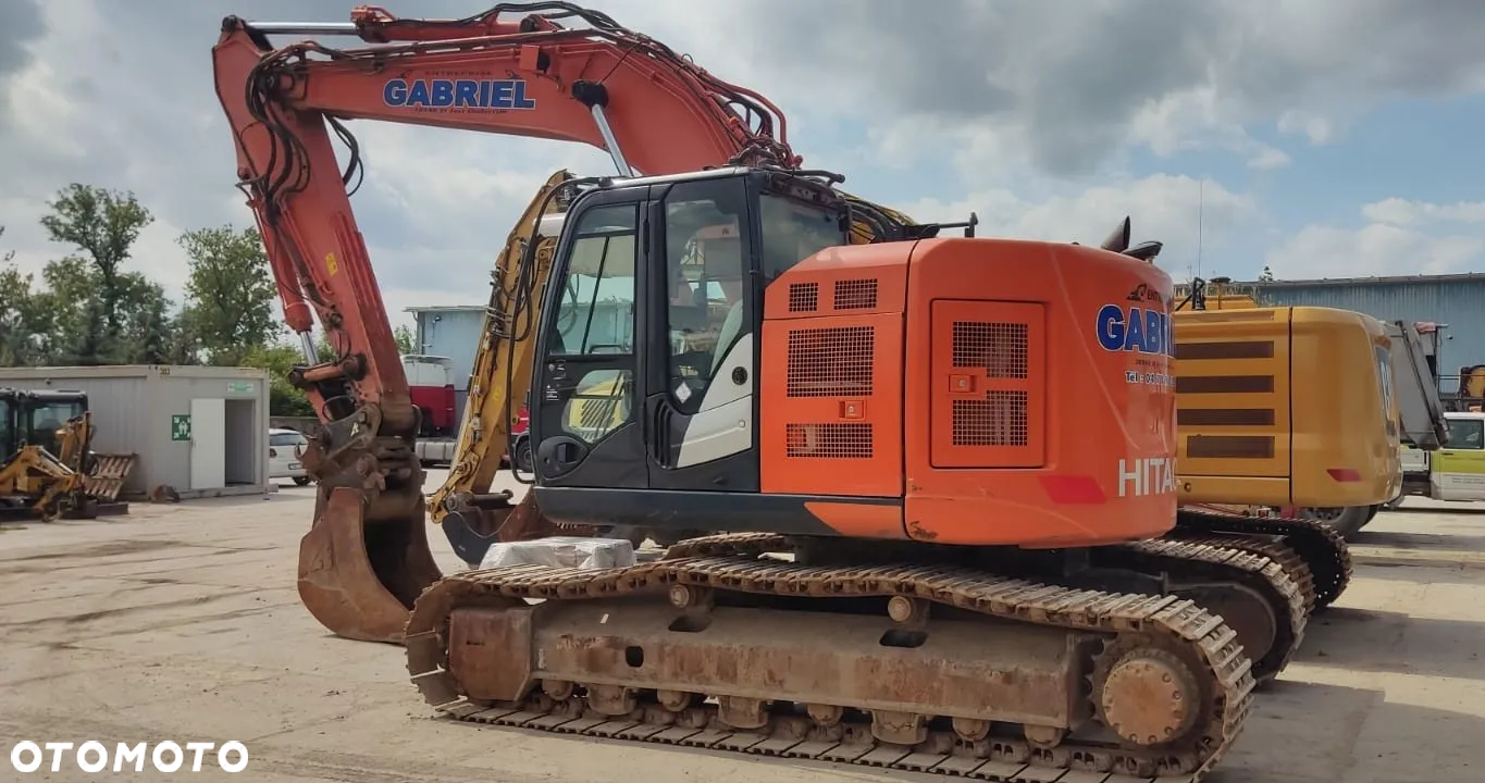 Hitachi ZX225 - 13