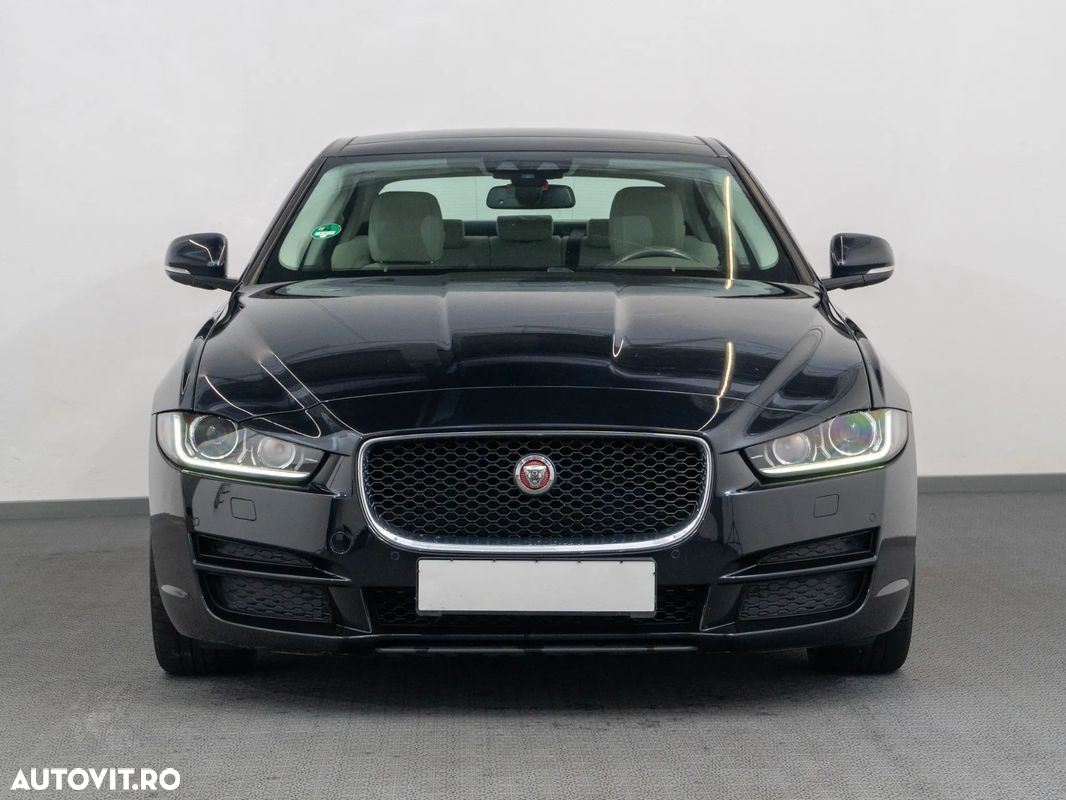 Jaguar XE - 4