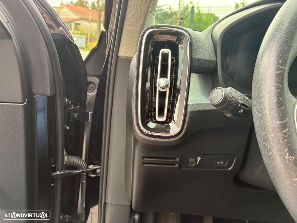 Volvo XC 40 1.5 T3 Momentum Tech Edition - 24